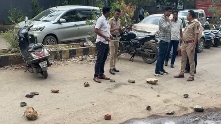 वसईत माणुसकीची हत्या! तरुणीवर लोखंडी पान्याने सपासप वार, बघणारे बघत राहिले अन् तिने प्राण सोडला वसईत माणुसकीची हत्या! तरुणीवर लोखंडी पान्याने सपासप वार, बघणारे बघत राहिले अन् तिने प्राण सोडला
