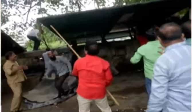 ठाकरे गटाचे नेते वसंत गीते यांच्या कार्यालयावर महापालिकेचा हातोडा