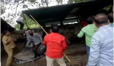 ठाकरे गटाचे नेते वसंत गीते यांच्या कार्यालयावर महापालिकेचा हातोडा