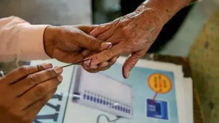 Kokan MLC Election : कोकण पदवीधरसाठी 13 उमेदवार मैदानात, रमेश कीर vs निरंजन डावखरेंमध्ये लढत; मतदानासाठी गर्दी Kokan MLC Election : कोकण पदवीधरसाठी 13 उमेदवार मैदानात, रमेश कीर vs निरंजन डावखरेंमध्ये लढत; मतदानासाठी गर्दी