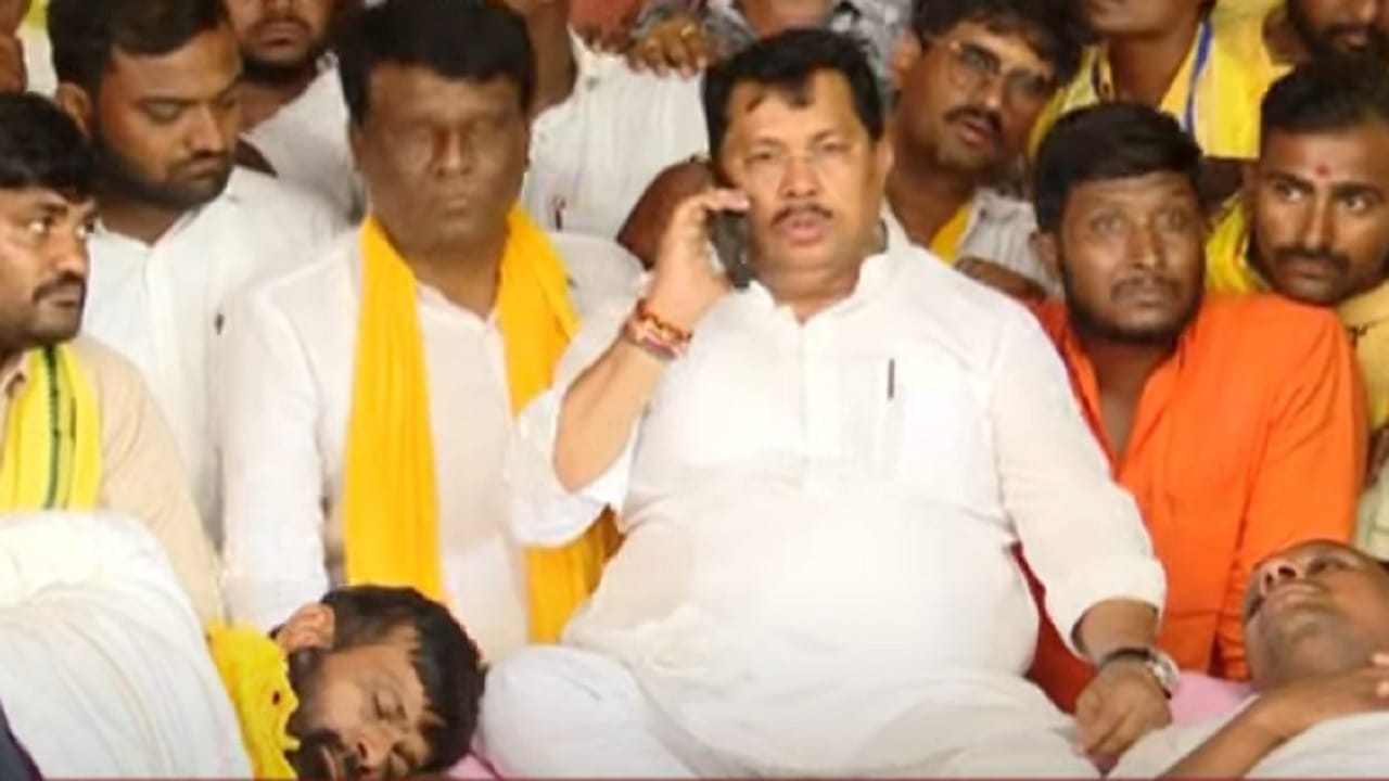 दोन मंत्र्यांना तातडीने पाठवा, लक्ष्मण हाकेंच्या उपोषणस्थळावरून वडेट्टीवारांचा शिंदेंना फोन दोन मंत्र्यांना तातडीने पाठवा, लक्ष्मण हाकेंच्या उपोषणस्थळावरून वडेट्टीवारांचा शिंदेंना फोन