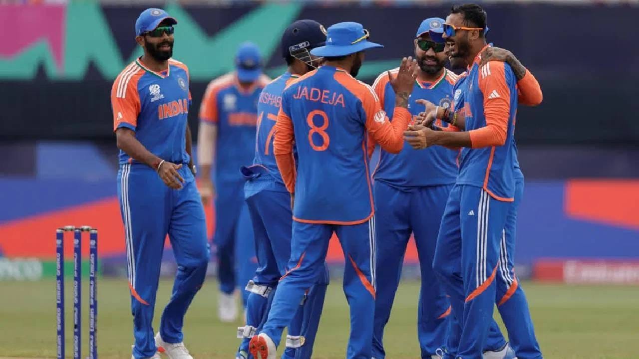 अफगाणिस्तानने ऑस्ट्रेलियाला पराभूत केल्याने ग्रुप 1 मधील समीकरण रंगतदार बनलय. सगळ्यांची नजर यावर आहे की, ऑस्ट्रेलिया बाहेर होणार की, अफगाणिस्तानचा प्रवास थांबणार. पण दुसरी बाजू अशी सुद्धा आहे की, इतक दमदार प्रदर्शन करुनही टीम इंडिया सुद्धा एका पराभवामुळे सेमीफायनलच्या शर्यतीतून बाहेर होऊ शकते. 