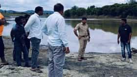 वडिलांचा साप चावल्याने मृत्यू, मुलगा दोन मुलींना वाचवायला धावला आणि...