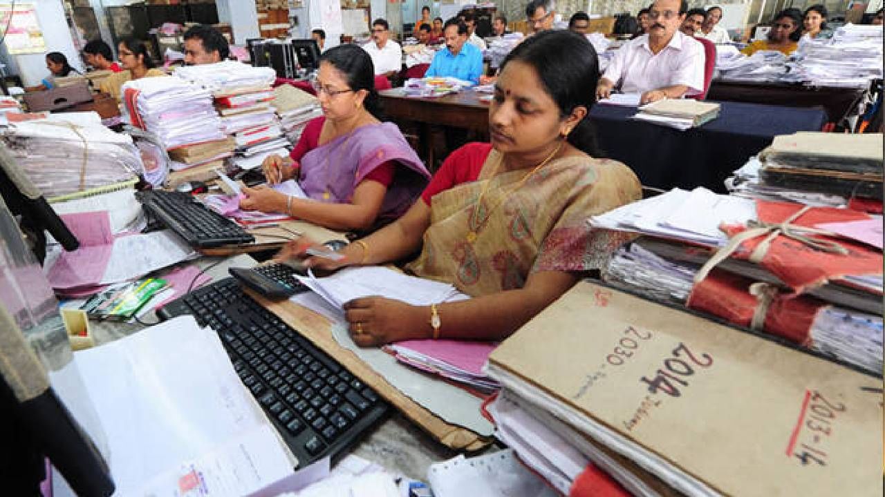 Budget 2024 : 1 कोटी सरकारी कर्मचाऱ्यांना लॉटरी; या वेतन आयोगामुळे महागाईवर करा मात, सरकार बजेटमध्ये घोषणा करणार खास Budget 2024 : 1 कोटी सरकारी कर्मचाऱ्यांना लॉटरी; या वेतन आयोगामुळे महागाईवर करा मात, सरकार बजेटमध्ये घोषणा करणार खास
