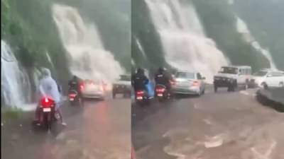 आंबोली घाटातील धबधब्याचं रौद्ररुप तुम्ही पाहिलं का?, रस्त्याची झाली नदी अन्…