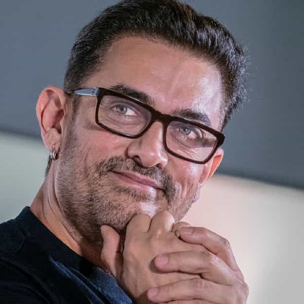 बॉलिवूडचा 'मिस्टर परफेक्शनिस्ट' अर्थात अभिनेता आमिर खानने नुकतंच मुंबईतील वांद्रे इथल्या पाली हिल परिसरात बेला विस्ता अपार्टमेंट्समध्ये एक नवीन आलिशान अपार्टमेंट खरेदी केलं आहे. आमिरचा हा नवीन फ्लॅट रेडी-टू-मूव्ह-इन असून तो जवळपास 1027 चौरस फुटांवर पसरलेला आहे. याच इमारतीत आमिरचे इतर नऊ फ्लॅट्स आहेत.