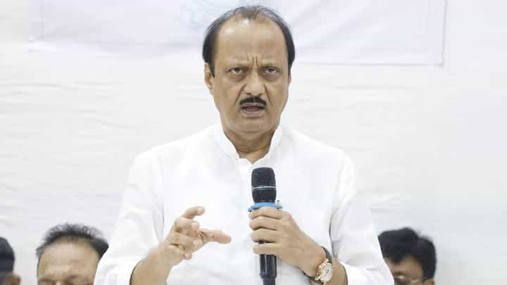 हेलिकॉप्टर भरकटलं तरीही फडणवीसांच्या निवांत गप्पा सुरूच; अजितदादांनी सांगितला थरारक किस्सा हेलिकॉप्टर भरकटलं तरीही फडणवीसांच्या निवांत गप्पा सुरूच; अजितदादांनी सांगितला थरारक किस्सा