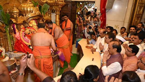 राष्ट्रवादी काँग्रेसचे नेते आणि उपमुख्यमंत्री अजित पवार यांनी मुंबईतील सिद्धिविनायक मंदिरातील गणपती बाप्पाचे दर्शन घेतले.