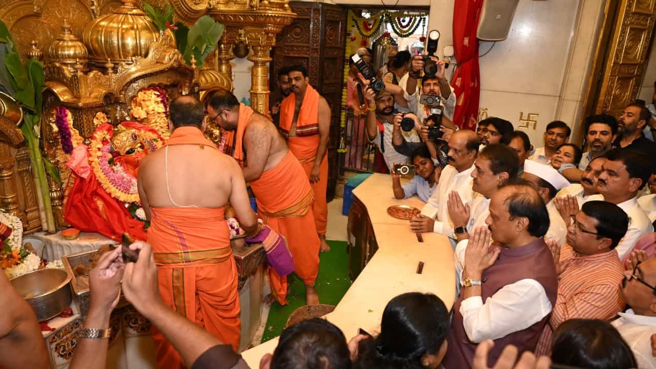 विधानपरिषद निवडणुकीच्या प्रचाराचा श्रीगणेशा, सिद्धिविनायकाच्या चरणी अजित पवार गटाचं साकडं काय? विधानपरिषद निवडणुकीच्या प्रचाराचा श्रीगणेशा, सिद्धिविनायकाच्या चरणी अजित पवार गटाचं साकडं काय?