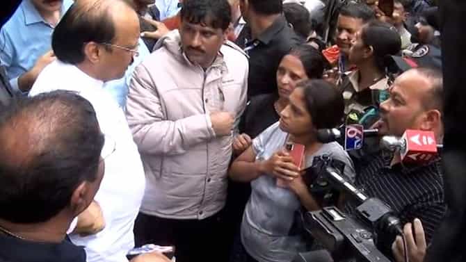 दादा, कागदपत्रं भिजली, अख्खा संसार पाण्यात गेलाय; पुण्यातील महिलांचं अजित पवारांसमोर गाऱ्हाणं