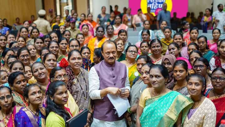 Ladki Bahin Yojana : अजित दादांनी योजनेचं नावचं बदललं, आता लाडकी... शरद पवार गटातील नेत्याचा आरोप Ladki Bahin Yojana : अजित दादांनी योजनेचं नावचं बदललं, आता लाडकी... शरद पवार गटातील नेत्याचा आरोप