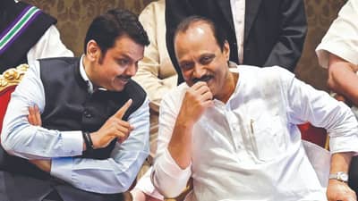 अजित पवारांवर फडणवीसांची तुफान फटकेबाजी; म्हणाले, ‘दादा फाईलवर असं काही लिहीतात की, परत त्यांच्याकडेच…’