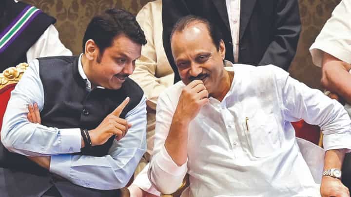 अजित पवारांवर फडणवीसांची तुफान फटकेबाजी; म्हणाले, 'दादा फाईलवर असं काही लिहीतात की, परत त्यांच्याकडेच...' अजित पवारांवर फडणवीसांची तुफान फटकेबाजी; म्हणाले, 'दादा फाईलवर असं काही लिहीतात की, परत त्यांच्याकडेच...'