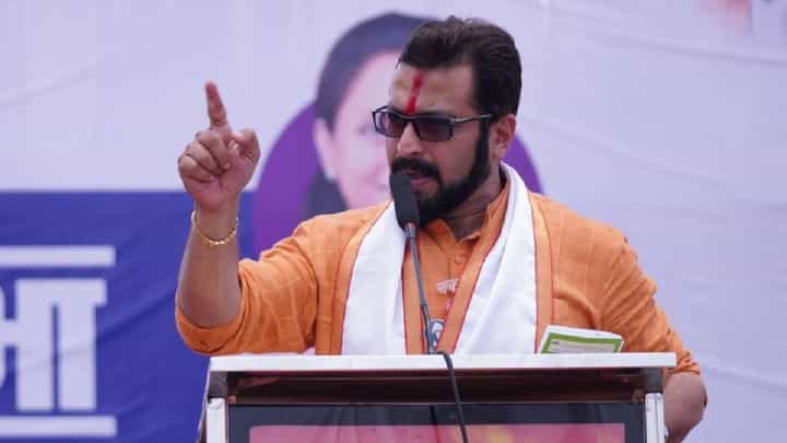 निवडणुकीच्या तोंडावर मंत्रालयात नवा क्यूआर कोड, स्कॅन करा अन्...; अमोल कोल्हेंची खोचक टीका निवडणुकीच्या तोंडावर मंत्रालयात नवा क्यूआर कोड, स्कॅन करा अन्...; अमोल कोल्हेंची खोचक टीका