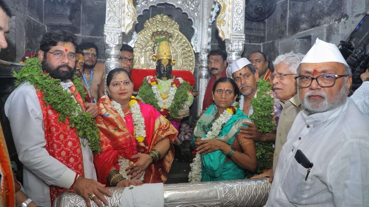 Ashadhi Ekadashi 2024 : अनुपम्य सुख सोहळा... मुख्यमंत्र्यांसह 'या' वारकरी दाम्प्त्याला मिळाला विठुरायाच्या महापूजेचा मान