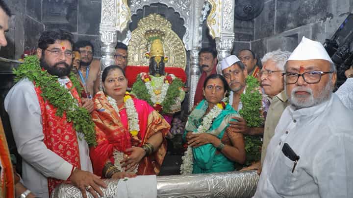 Ashadhi Ekadashi 2024 : अनुपम्य सुख सोहळा... मुख्यमंत्र्यांसह 'या' वारकरी दाम्प्त्याला मिळाला विठुरायाच्या महापूजेचा मान Ashadhi Ekadashi 2024 : अनुपम्य सुख सोहळा... मुख्यमंत्र्यांसह 'या' वारकरी दाम्प्त्याला मिळाला विठुरायाच्या महापूजेचा मान