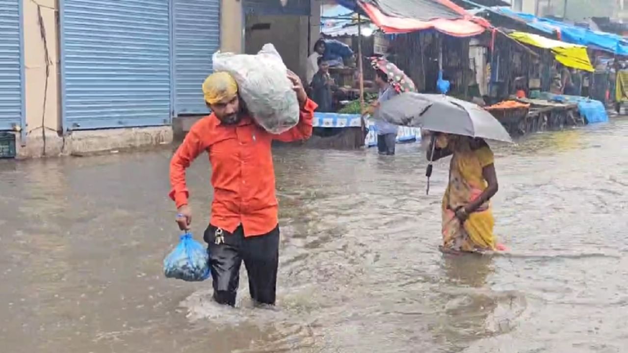 भिवंडीला पावसानं झोडपलं, हा रस्ता की नदी... नागरिकांची कसरत, ‘या’ भागात गुडघाभर पाणी