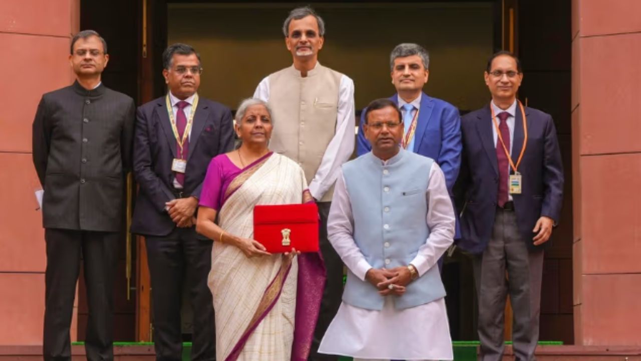Budget 2024: नोकरदारांसाठी मोठे गिफ्ट, पीएफमध्ये मिळणार सरकारकडून घसघशीत भेट, कोणाला होणार फायदा? Budget 2024: नोकरदारांसाठी मोठे गिफ्ट, पीएफमध्ये मिळणार सरकारकडून घसघशीत भेट, कोणाला होणार फायदा?