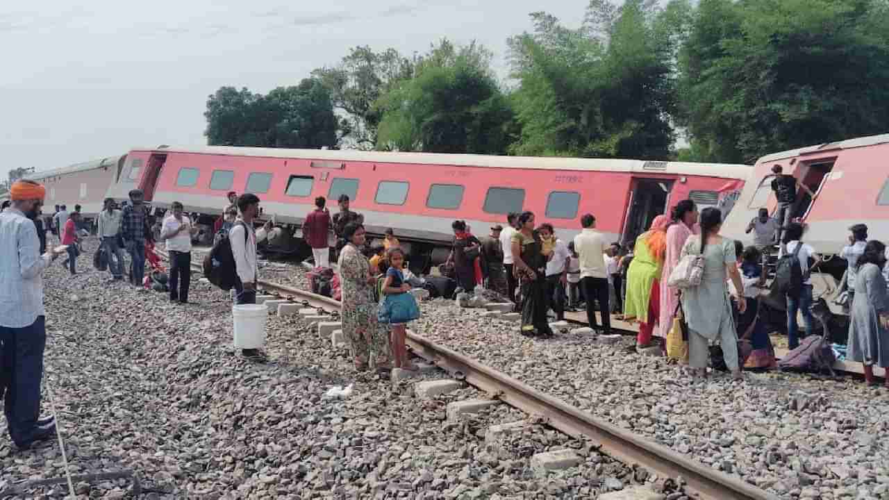 कुणाच्या डोक्याला लागलं, तर कुणाच्या पायाला... बॅगा, सुटकेस मिळेना... रेल्वे अपघातात चौघांचा मृत्यू