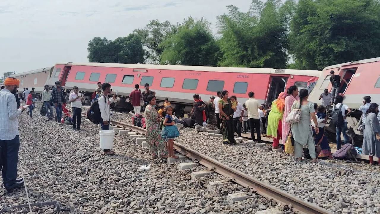 कुणाच्या डोक्याला लागलं, तर कुणाच्या पायाला... बॅगा, सुटकेस मिळेना... रेल्वे अपघातात चौघांचा मृत्यू