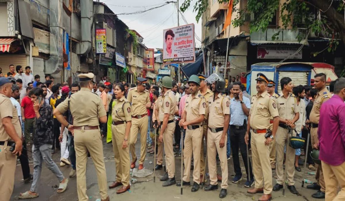 RSS कार्यकर्ता अरविंद वैश्य यांच्या अंत्ययात्रेवर दगडफेक, धारावीत तणावाचं वातावरण RSS कार्यकर्ता अरविंद वैश्य यांच्या अंत्ययात्रेवर दगडफेक, धारावीत तणावाचं वातावरण