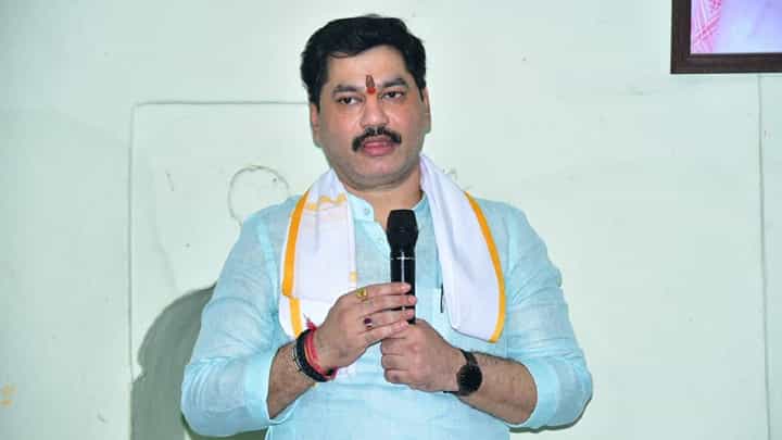 धनंजय मुंडेंनी घरी बोलवून मला धमकावलं आणि..., शरद पवार गटाच्या नेत्याचा आरोप काय? धनंजय मुंडेंनी घरी बोलवून मला धमकावलं आणि..., शरद पवार गटाच्या नेत्याचा आरोप काय?