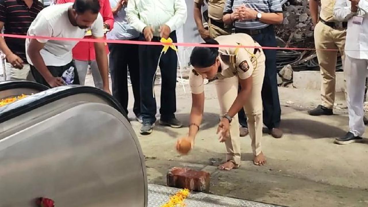 एल्फिन्स्टन रोड दुर्घटनेनंतर स्थानकातील पादचारी पूलाचा समावेश स्थानकातील अनिवार्य बाबींमध्ये करण्यात आला. त्यानंतर पुल आणि सरकते जिने तसेच लिफ्ट उभारण्याच्या कामाला सुरुवात झाली. मध्य रेल्वेच्या घाटकोपर रेल्वे स्थानकात घाटकोपर ते वर्सोवा मुंबई मेट्रो वन देखील कनेक्टेट असल्याने चेंगराचेंगरीची परिस्थिती असते.