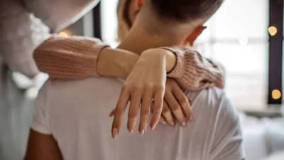 बेडरुममध्ये परपुरुषासोबत सुरु होतं पत्नीच नको ते कृत्य, तितक्यात नवरा तिथे आला आणि मग....