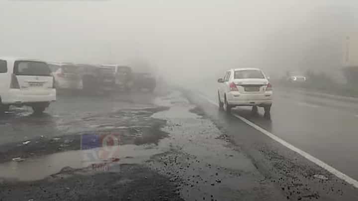 नाशिक-मुंबई महामार्ग अन् कसारा घाट धुक्यात हरवलं, बघा निसर्गाचं अद्भुत सौंदर्य नाशिक-मुंबई महामार्ग अन् कसारा घाट धुक्यात हरवलं, बघा निसर्गाचं अद्भुत सौंदर्य