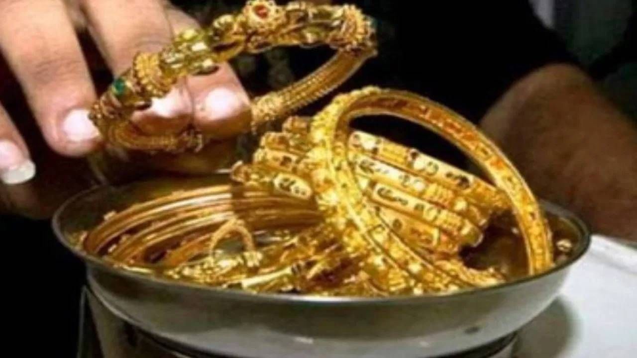 Cheap Gold: जगात सर्वात स्वस्त सोने कुठे? किती घेऊ शकतो, भारतात आणू शकतो की नाही?