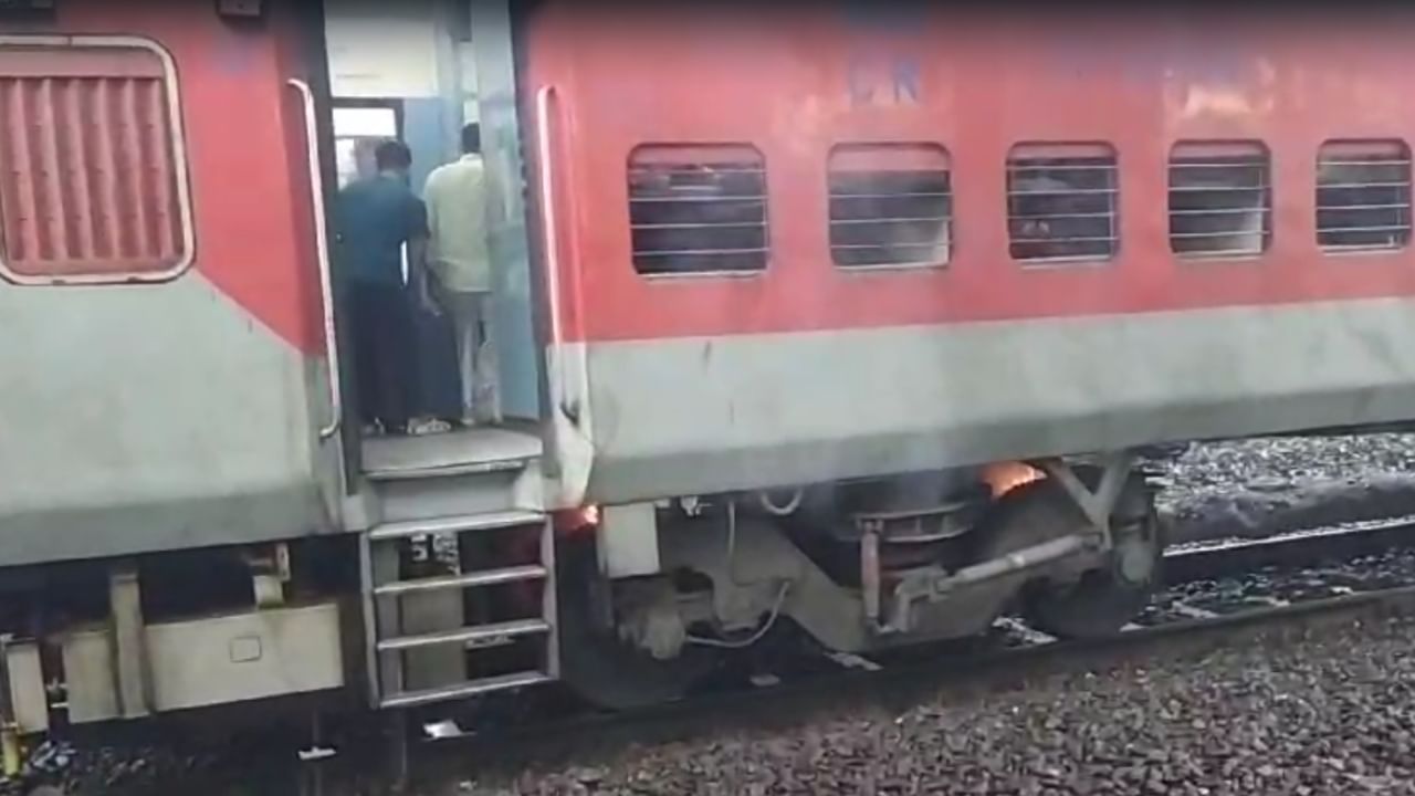 गोरखपूर एक्सप्रेसच्या ब्रेक लायनरला आग, कल्याण-ठाकुर्लीदरम्यान घडली घटना