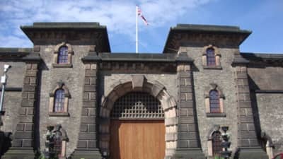 महिला पोलीस अधिकाऱ्याला नको ते सुचलं... जेलमध्ये नको ते घडलं... कैद्यासोबतच... 