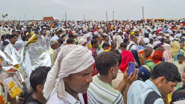 Hathras Stampede : चेंगराचेंगरीत चिमुकल्यांसह म्हाताऱ्या-कोताऱ्यांचाही बळी, टाहो आणि आक्रोश; सत्संगात नेमकं काय घडलं? Hathras Stampede : चेंगराचेंगरीत चिमुकल्यांसह म्हाताऱ्या-कोताऱ्यांचाही बळी, टाहो आणि आक्रोश; सत्संगात नेमकं काय घडलं?