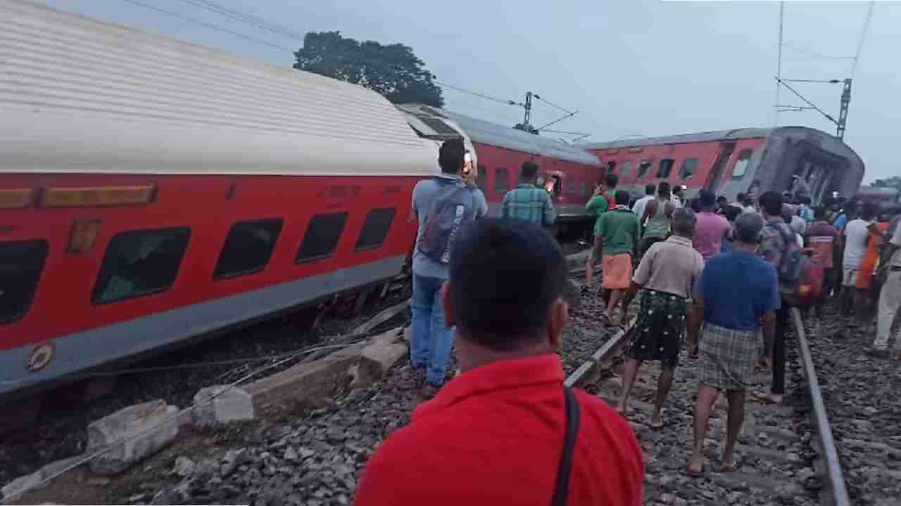 Rail Accident : रेल्वे अपघातांची मालिका सुरुच; हावडा-मुंबई ट्रेनचे 18 डब्बे घसरले, दोघांचा मृत्यू, मृत आणि जखमींचा आकडा किती?