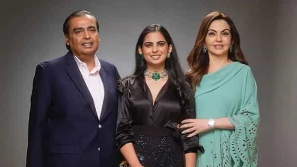 तिचा लूक, ड्रेस, ब्युटी आणि फॅशन सेन्समुळे ईशा अंबानी कायम चर्चेत असते. रिलायन्स इंडस्ट्रीजचे चेअरमन मुकेश अंबानी यांची ती मुलगी आहे. रिलायन्स रिटेलची जबाबदारी तिच्या हाती आहे. ती कंपनीची व्यवस्थापकीय संचालक आहे. मेडिकल स्टोअर Netmeds शिवाय अनेक अंडरगारमेंट्सचे ब्रँड पण तिच्याच मालकीचे आहेत.