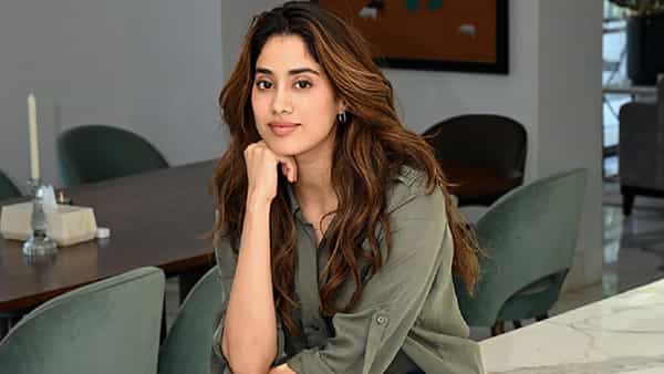 जान्हवी कपूर ही तिच्या आगामी चित्रपटामुळे सध्या चांगलीच चर्चेत आहे. नुकताच दिलेल्या मुलाखतीमध्ये काही मोठे खुलासे करताना जान्हवी कपूर ही दिसलीये.