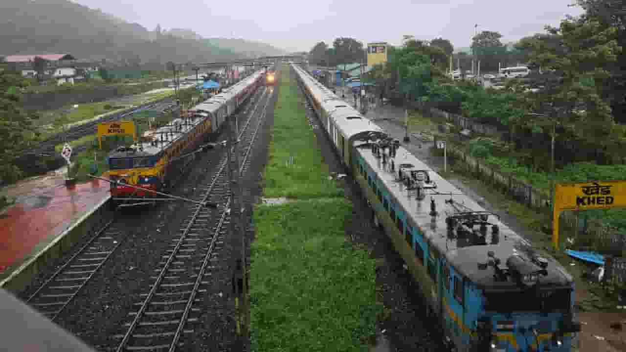 Kokan Railway Update : कोकण रेल्वे 14-15 तासांपासून ठप्प, प्रवासी अडकले; कधी होणार रेल्वे वाहतूक सुरू?
