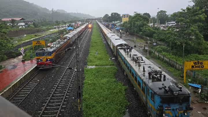 Kokan Railway Update : कोकण रेल्वे 14-15 तासांपासून ठप्प, प्रवासी अडकले; कधी होणार रेल्वे वाहतूक सुरू? Kokan Railway Update : कोकण रेल्वे 14-15 तासांपासून ठप्प, प्रवासी अडकले; कधी होणार रेल्वे वाहतूक सुरू?
