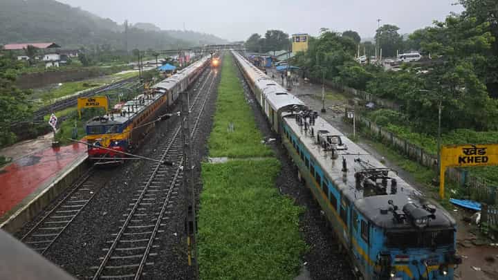 Kokan Railway Update : कोकण रेल्वे 14-15 तासांपासून ठप्प, प्रवासी अडकले; कधी होणार रेल्वे वाहतूक सुरू? Kokan Railway Update : कोकण रेल्वे 14-15 तासांपासून ठप्प, प्रवासी अडकले; कधी होणार रेल्वे वाहतूक सुरू?