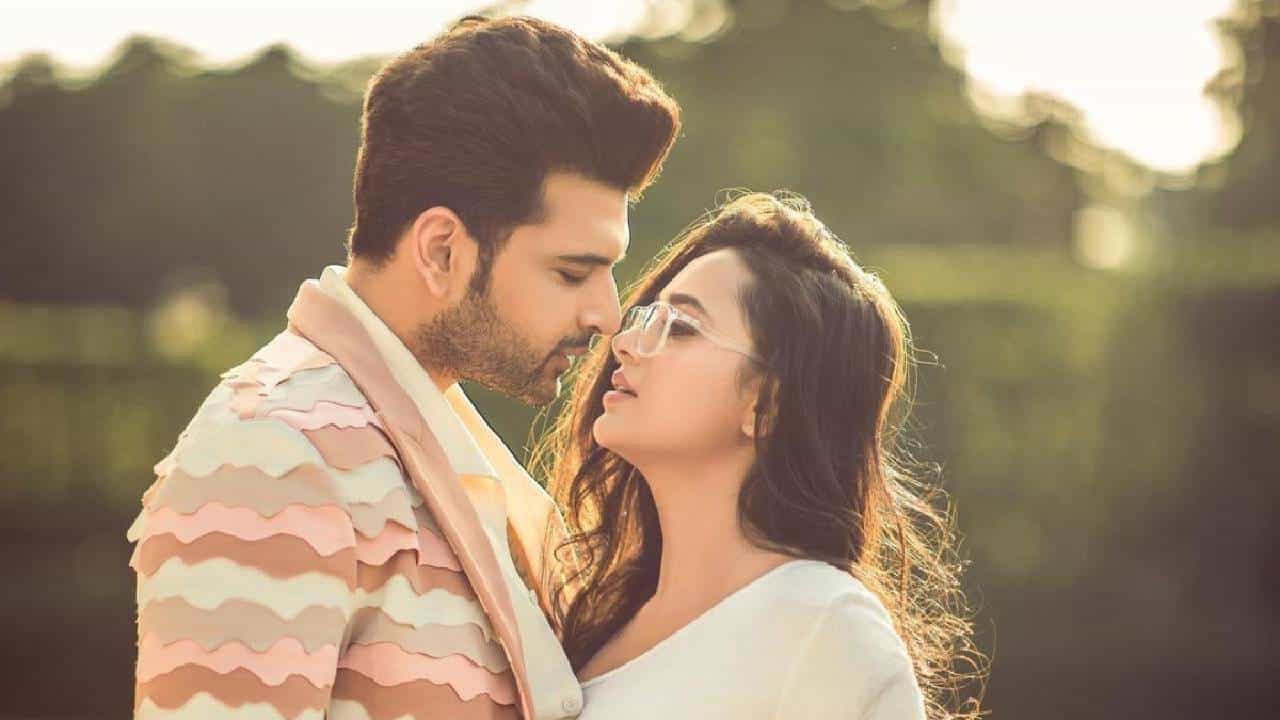अभिनेता करण कुंद्रा हा गेल्या काही दिवसांपासून तेजस्वी प्रकाश हिला डेट करत आहे. करण आणि तेजस्वी यांचे ब्रेकअप झाल्याचीही मध्यंतरी जोरदार चर्चा ही रंगताना दिसली.
