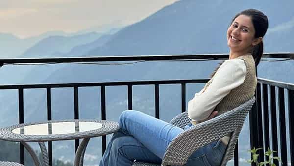 बिग बॉस मराठीचा नवा सिझन सुरु झाला आहे. यात सोशल मीडिया इन्फ्लुएंसर अंकिता प्रभू वालावलकर हिने देखील एन्ट्री केली आहे. बिग बॉसच्या घरात गेल्यानंतर 'कोकण हार्टेड गर्ल'ने एक पोस्ट शेअर केलीय. त्यामुळे ती चांगलीच चर्चेत आलीय.