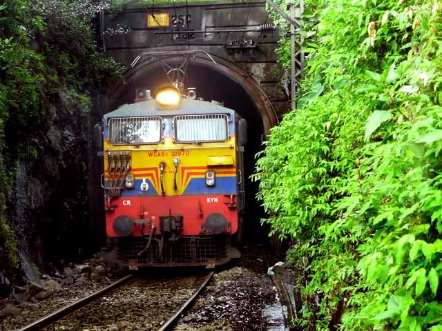 Ganpati Special Trains : गणपती सणाच्या गाड्यांचे आरक्षण लागलीच झाले फुल, चाकरमान्यांना आणखी गाड्यांची प्रतिक्षा