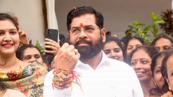 मुख्यमंत्री सायेब... लाडकी बहीण योजना लयभारी, मग मेव्हण्यानं काय घोडं मारलं? खानदेशी शेतकऱ्याचा व्हिडीओ तुफान व्हायरल