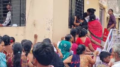 Ladki Bahin Yojana : ‘लाडक्या बहिणी’चा फायदा, बळीराजाचं काय? पीक विम्यासाठी शेतकरी तासनतास वेटिंगवर…