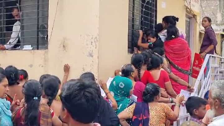 Ladki Bahin Yojana : छ. संभाजीनगरात लाडक्या बहिणी त्रस्त, अर्ज भरण्यासाठी आलेल्या महिलांचा खोळंबा, कारण काय? Ladki Bahin Yojana : छ. संभाजीनगरात लाडक्या बहिणी त्रस्त, अर्ज भरण्यासाठी आलेल्या महिलांचा खोळंबा, कारण काय?
