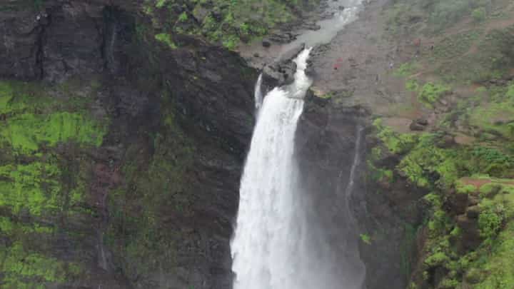 Malshej Ghat Drone view : हिरवळ, दाट धुके अन् बेफाम कोसळणारा धबधबा... माळशेज घाटातील हे सौंदर्य तुम्हाला नक्कीच खुणावेल Malshej Ghat Drone view : हिरवळ, दाट धुके अन् बेफाम कोसळणारा धबधबा... माळशेज घाटातील हे सौंदर्य तुम्हाला नक्कीच खुणावेल