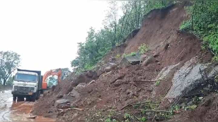 कोकणवासियांसाठी मोठी बातमी, तुळशी घाटात कोसळली दरड, 'या' मार्गावरील वाहतूक ठप्प कोकणवासियांसाठी मोठी बातमी, तुळशी घाटात कोसळली दरड, 'या' मार्गावरील वाहतूक ठप्प