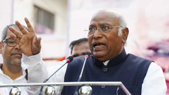 मल्लिकार्जुन खर्गे राजीनामा देणार? राहुल गांधींच्या 'त्या' वक्तव्यानंतर भाजप आक्रमक, कुणी केली राजीनाम्याची मागणी मल्लिकार्जुन खर्गे राजीनामा देणार? राहुल गांधींच्या 'त्या' वक्तव्यानंतर भाजप आक्रमक, कुणी केली राजीनाम्याची मागणी