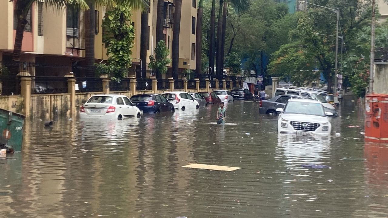 मुंबईतील सायन, कुर्ला, हिंदमाता, अंधेरी, मालाड, यांसह सखल भागात पाणी साचले आहे.