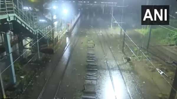 मुंबईत काल रात्रीपासून मुसळधार पाऊस कोसळतोय. मुंबईची लाइफ लाईन समजली जाणारी मध्य रेल्वे कोलमडली आहे. अनेक रेल्वे स्थानकात प्रवाशांची मोठी गर्दी झाल्याच चित्र आहे.